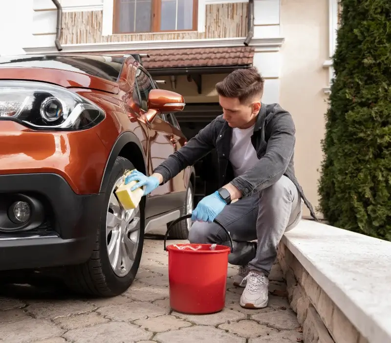 Lavage auto à domicile Brunet : professionnel intervenant sur un véhicule